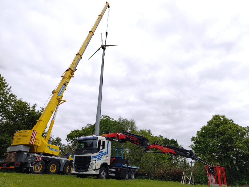 nacelle et camion grue installation eolienne