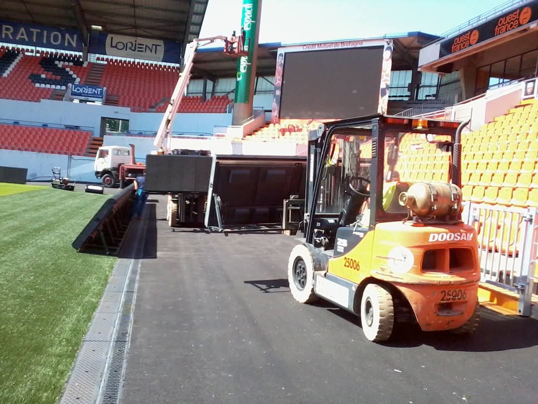 Chariot élévateur stade de foot